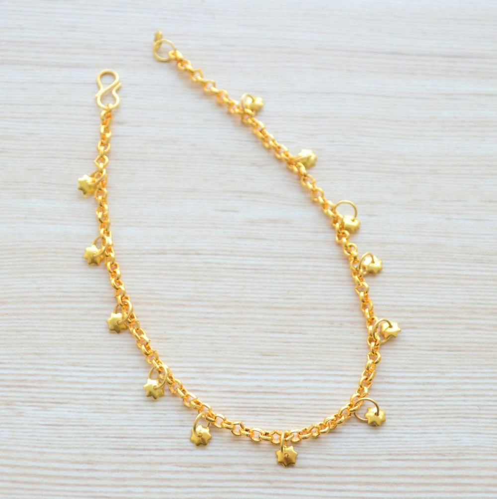 https://www.discovered.us/cdn/shop/products/gold-star-anklet-boho-ankle-bracelet-simple-summer-chain-for-women-dainty-beaded-barefoot-jewelry-handmade-pretty-ponytails-discovered-169_1000x1003.jpg?v=1664596113